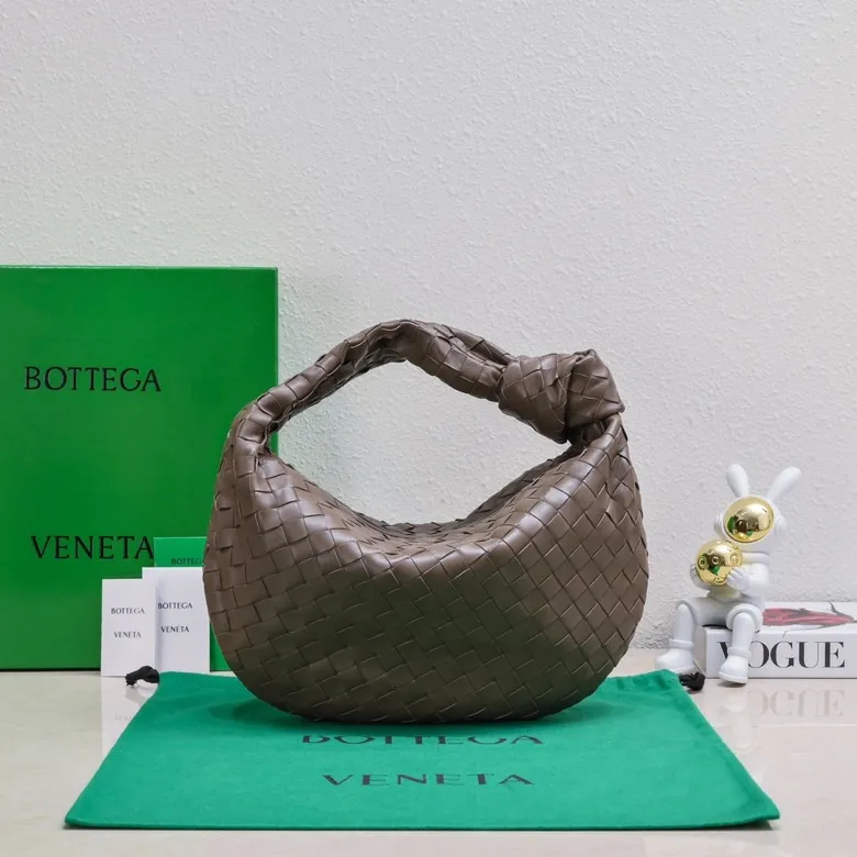 Batch 1460 BV Bottega Veneta 2022 Early Spring New Ladies Medium JODIE Handbag BV Bag 🔥The new method is to round the corners on the original basis and knot the round hobo bag with classic woven leather. The most iconic triangular pull-out design, using sheepskin draped soft shape, is super suitable for concave shapes~ Jodie feels really gentle to people, and is definitely the best item for daily matching. It has the same weave, new elements and twists, and is versatile. It is the new favorite of street style Internet celebrities! Size: 36*21*13 Model: 6697